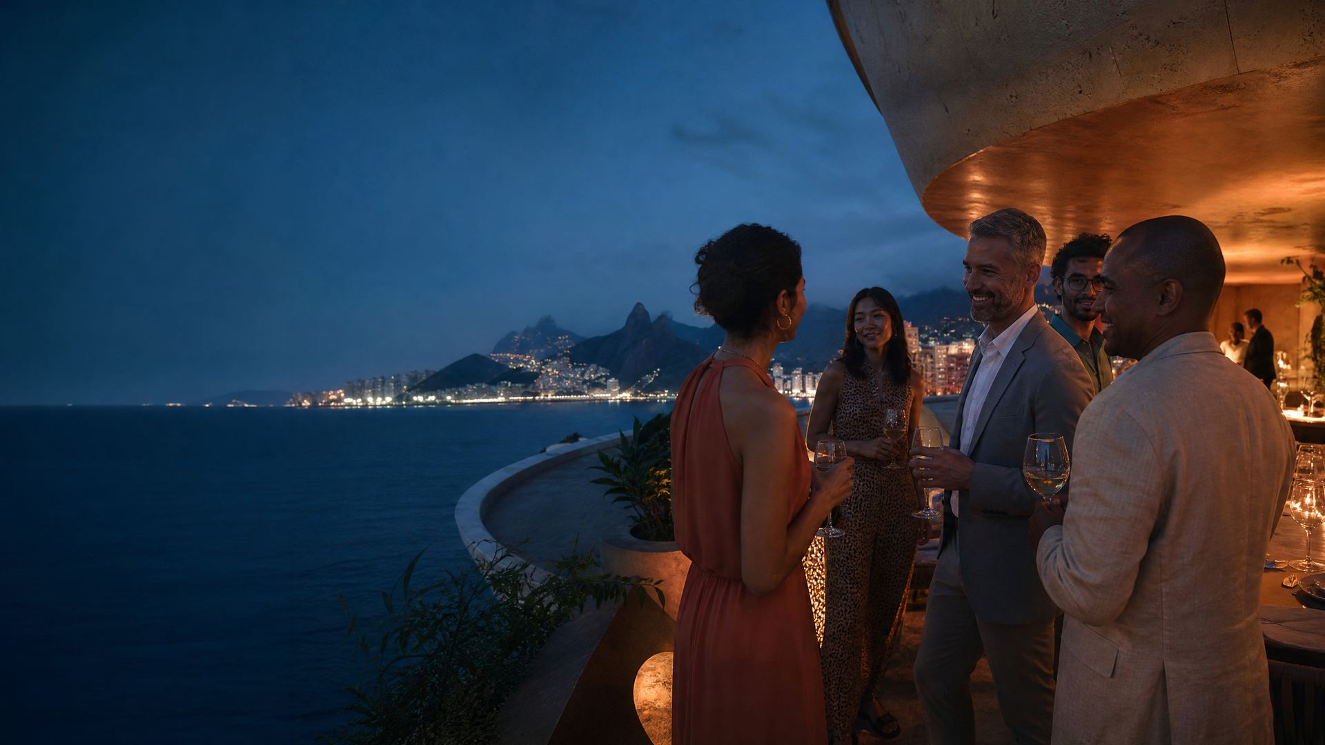 Profissionais reunidos em um evento corporativo ao entardecer
